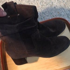 Super cute Naturalizer ankle booties